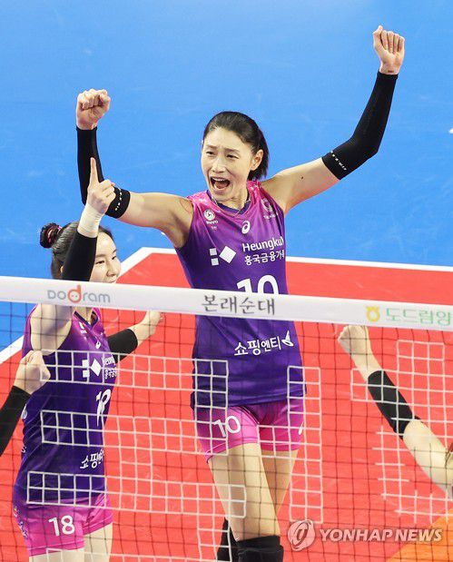 기뻐하는 김연경(화성=연합뉴스) 홍기원 기자 = 15일 경기도 화성종합경기타운 실내체육관에서 열린 프로배구 V리그 여자부 IBK기업은행 알토스와 흥국생명 핑크스파이더스의 경기. 흥국생명 김연경이 팀 득점 성공에 기뻐하고 있다. 2023.3.15 xanadu@yna.co.kr