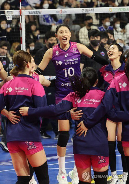 기뻐하는 김연경과 흥국생명 선수들(화성=연합뉴스) 홍기원 기자 = 15일 경기도 화성종합경기타운 실내체육관에서 열린 프로배구 V리그 여자부 IBK기업은행 알토스와 흥국생명 핑크스파이더스의 경기. 세트스코어 3대0으로 승리하며 정규리그 1위를 확정한 흥국생명 김연경과 선수들이 기뻐하고 있다. 2023.3.15 xanadu@yna.co.kr