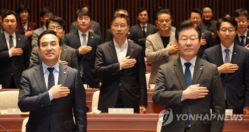 국기에 대한 경례하는 이재명 대표와 의원들(서울=연합뉴스) 하사헌 기자 = 더불어민주당 이재명 대표와 의원들이 16일 오후 서울 여의도 국회에서 열린 의원총회에서 국기에 대한 경례를 하고 있다. 2023.3.16 toadboy@yna.co.kr