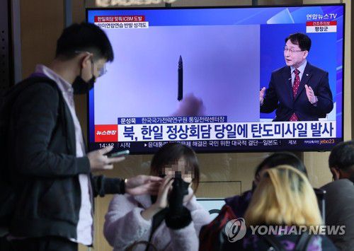 북한 ICBM 발사 관련 뉴스 시청하는 시민들(서울=연합뉴스) 박동주 기자 = 북한이 대륙간탄도미사일(ICBM)을 발사한 16일 오후 서울역 대합실에 관련 뉴스가 나오고 있다. 2023.3.16 pdj6635@yna.co.kr
