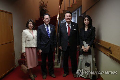 만찬 갖는 윤석열 대통령과 기시다 일본 총리 부부(도쿄=연합뉴스) 안정원 기자 = 1박2일간의 일정으로 일본을 방문한 윤석열 대통령과 김건희 여사가 기시다 후미오 일본 총리 부부와 16일 도쿄 긴자의 한 스키야키·샤부샤부 전문점에서 만찬을 하며 기념촬영을 하고 있다. 2023.3.16 jeong@yna.co.kr