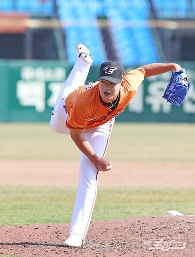 한화 신인 김서현(서울=연합뉴스) 한화 이글스 신인 김서현이 18일 대전 한화생명이글스파크에서 열린 프로야구 시범경기 키움 히어로즈전에 선발 등판해 역투하고 있다. [한화 이글스 제공. 재판매 및 DB금지]