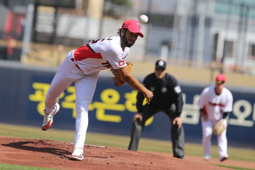 KIA 새 외국인 투수 메디나(서울=연합뉴스) KIA 타이거즈 새 외국인 투수 메디나가 18일 광주 KIA챔피언스필드에서 열린 프로야구 시범경기 두산 베어스전에 선발 등판해 투구하고 있다. [KIA 타이거즈 제공. 재판매 및 DB금지]