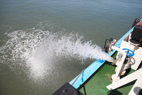 (목포=연합뉴스) 이재영 기자 = 15일 전남 목포시 삽진조선소에 정박 중인 드림즈호에서 해수에서 바꾼 담수가 배출되고 있다. 2023.3.15