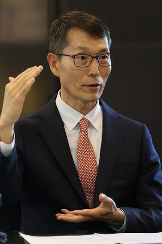 인터뷰하는 강남훈 회장    (서울=연합뉴스) 강민지 기자 = 강남훈 한국자동차산업협회장이 지난 14일 서울 서초구  자동차회관에서 연합뉴스와 인터뷰하고 있다. 2023.3.19     mjkang@yna.co.kr