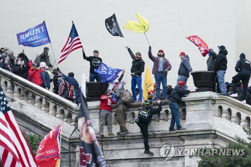 2021년 1월 6일 美 의회에 난입한 트럼프 지지층[AP 연합뉴스 자료사진. 재판매 및 DB 금지]