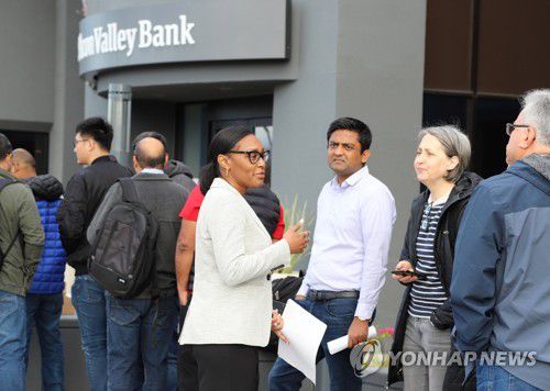 SVB 파산 소식에 캘리포니아주 본사 앞에 줄선 고객들[EPA 연합뉴스 자료사진]