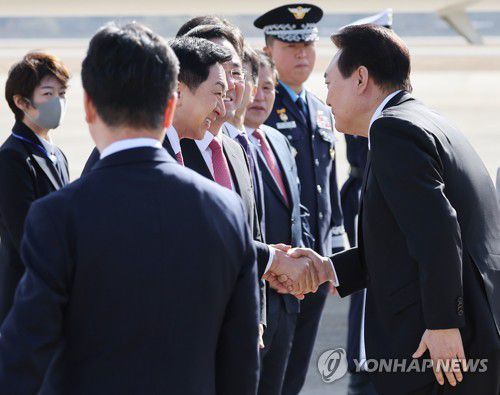 국민의힘 김기현 대표 환송받는 윤석열 대통령(성남=연합뉴스) 임헌정 기자 = 1박2일 일정으로 일본을 방문하는 윤석열 대통령이 16일 오전 성남 서울공항에서 공군1호기 탑승에 앞서 국민의힘 김기현 대표의 환송을 받고 있다. 2023.3.16 kane@yna.co.kr