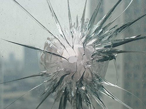 쇠구슬 쏴 아파트 유리창 구멍…범인은 옆동 60대 이웃(인천=연합뉴스) 인천 연수경찰서가 특수재물손괴 혐의로 60대 A씨를 체포해 조사하고 있다고 17일 밝혔다.     A씨는 지난 10일 오후 인천시 연수구 송도국제도시에 있는 32층짜리 한 아파트에서 옆 동 이웃집 3곳을 향해 지름 8㎜짜리 쇠구슬을 쏴 유리창을 잇따라 파손한 혐의를 받고 있다. 사진은 쇠구슬로 깨진 아파트 유리창. 2023.3.17 [독자 제공. 재판매 및 DB 금지] photo@yna.co.kr