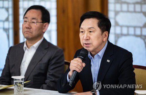 첫 당정 협의에서 발언하는 국민의힘 김기현 대표(서울=연합뉴스) 황광모 기자 = 국민의힘 김기현 대표(오른쪽)가 19일 오후 서울 종로구 총리공관에서 한덕수 국무총리와 김대기 대통령 비서실장 등 당과 정부, 대통령실 핵심관계자들이 참석한 가운데 열린 당정 협의에서 발언하고 있다. 2023.3.19 hkmpooh@yna.co.kr