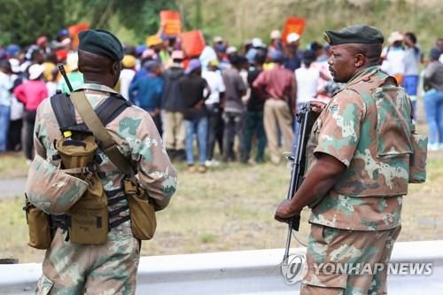 시위대 지켜보는 남아공군(SANDF)[로이터 연합뉴스, 재판매 및 DB 금지]