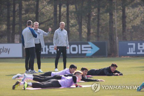 평가전 앞둔 클린스만 감독(파주=연합뉴스) 서대연 기자 = 위르겐 클린스만 축구 국가대표팀 감독이 20일 오후 경기도 파주 NFC(축구대표팀 트레이닝센터)에서 훈련하는 대표팀 선수들을 바라보고 있다.     대표팀은 24일 울산 문수축구경기장에서 콜롬비아와, 28일에는 서울월드컵경기장에서 우루과이와 평가전을 치를 예정이다. 2023.3.20 dwise@yna.co.kr