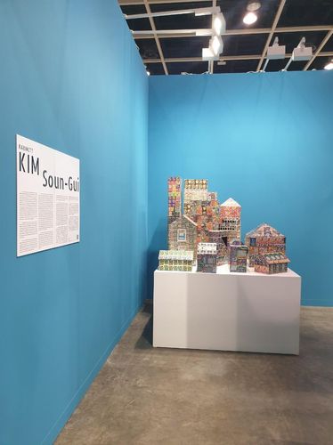 (서울=연합뉴스) 황희경 기자 = 21일 홍콩 컨벤션센터에서 개막한 아트바젤 홍콩에 참가한 아라리오 갤러리 부스의 김순기 작가 전시 모습. 2023.3.21. zitrone@yna.co.kr