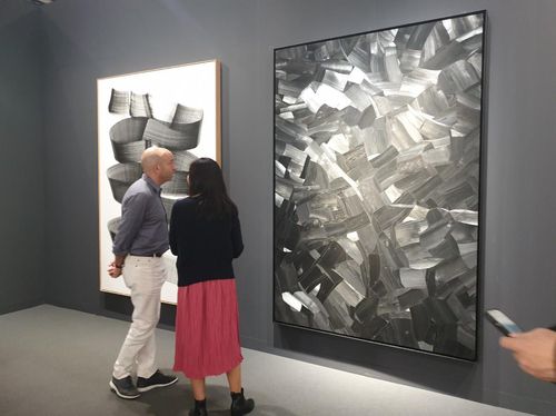 (홍콩=연합뉴스) 황희경 기자 = 21일 홍콩 컨벤션센터에서 개막한 아트바젤 홍콩에 참여한 조현화랑 부스의 이배 작가 전시 모습. 2023.3.21. zitrone@yna.co.kr