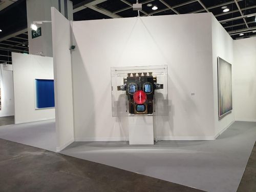 (홍콩=연합뉴스) 황희경 기자 = 21일 홍콩 컨벤션센터에서 개막한 아트바젤 홍콩에 참여한 학고재 부스에 설치된 백남준의 작품 '인터넷 드웰러' 2023.3.21. zitrone@yna.co.kr