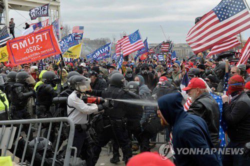 2021년 1월6일 트럼프 지지자들의 연방의회 앞 시위[AFP 연합뉴스 자료사진]