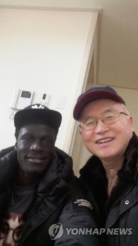 산재 피해 이주 노동자와 김달성 목사[본인 제공]