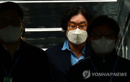 김성태 전 쌍방울 회장(영종도=연합뉴스) 8개월간 도피 끝에 태국에서 붙잡힌 김성태 전 쌍방울그룹 회장이 지난 1월 17일 인천국제공항을 통해 입국하고 있다. 2023.1.17 [연합뉴스 자료사진, 재판매 및 DB금지]