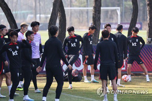 훈련 참가한 손흥민(파주=연합뉴스) 윤동진 기자 = 손흥민을 비롯한 축구 국가대표팀 선수들이 21일 오전 경기도 파주 NFC(축구대표팀 트레이닝센터)에서 진행된 훈련에 앞서 몸을 풀고 있다. 2023.3.21 mon@yna.co.kr