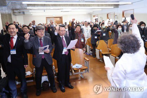 일제강제동원 피해 보상 촉구하는 유족들(서울=연합뉴스) 김주성 기자 = 21일 오전 서울 중구 프란치스코 교육회관에서 열린 '일제강제동원 피해자와 유족을 지원하는 특별법' 제정을 위한 20시간 유족 의견 발표회에서 피해자와 유족들이 보상을 촉구하며 구호를 외치고 있다.       행정안전부 산하 일제강제동원피해자지원재단은 이날부터 세 번의 발표회를 통해 20시간 동안 피해자와 유족들의 의견을 듣는다. 2023.3.21 utzza@yna.co.kr