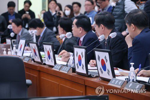 외통위 국민의힘 위원들 노트북에 붙은 태극기(서울=연합뉴스) 임화영 기자 = 21일 오후 국회에서 열린 외교통일위원회 전체회의에서 국민의힘 측 위원들 노트북에 태극기가 붙어있다. 2023.3.21 hwayoung7@yna.co.kr