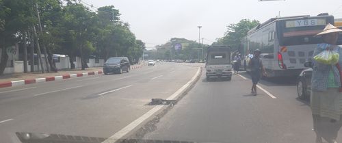 멀쩡한 중앙분리대 제거하고 전선 매설하는 현장(양곤=연합뉴스) 이정호 통신원 2023.3.21.