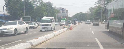 중앙분리대를 다시 만들고 가로등 공사 준비(양곤=연합뉴스) 이정호 통신원 2023.3.21.