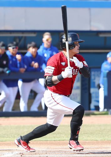 타격하는 추신수[SSG 랜더스 제공. 재판매 및 DB금지]