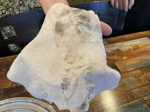 식당 구석구석을 닦아도 계속 나오는 분진 가루[촬영 강수환]