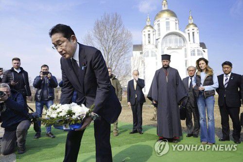 우크라 부차 교회서 헌화하는 기시다 日 총리(부차 AP=연합뉴스) 기시다 후미오 일본 총리가 21일(현지시간) 우크라이나 키이우 외곽 부차의 한 정교회 교회를 방문해 헌화하고 있다. 이 교회경내에는 러시아군에 학살된 민간인 집단매장 터가 있다. 2023.03.22 ddy04002@yna.co.kr
