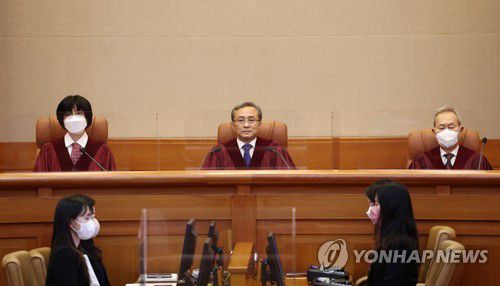 헌재, '검수완박' 권한쟁의심판 선고(서울=연합뉴스) 김인철 기자 = 유남석 헌법재판소장(가운데)과 재판관들이 23일 오후 서울 종로구 헌법재판소에서 열린 검수완박(검찰 수사권 완전 박탈) 입법에 대한 권한쟁의심판 선고를 위해 대심판정으로 입장하고 있다. 2023.3.23 yatoya@yna.co.kr