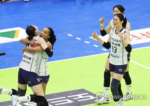 기뻐하는 한국도로공사 선수들(수원=연합뉴스) 홍기원 기자 = 23일 경기도 수원실내체육관에서 열린 프로배구 V리그 여자부 플레이오프 1차전 현대건설 힐스테이트와 한국도로공사 하이패스의 경기. 득점에 성공한 한국도로공사 선수들이 기뻐하고 있다. 2023.3.23 xanadu@yna.co.kr