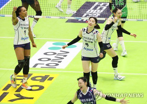 기뻐하는 한국도로공사 선수들(수원=연합뉴스) 홍기원 기자 = 23일 경기도 수원실내체육관에서 열린 프로배구 V리그 여자부 플레이오프 1차전 현대건설 힐스테이트와 한국도로공사 하이패스의 경기. 득점에 성공한 한국도로공사 선수들이 기뻐하고 있다. 2023.3.23 xanadu@yna.co.kr