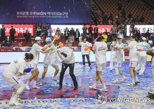 우리은행 우승 세리머니(부산=연합뉴스) 강덕철 기자 = 23일 부산 사직실내체육관에서 열린 여자프로농구 우리은행과 BNK의 챔피언 결정전에서 승리해 통합우승을 한 우리은행 선수들이 우승 세리머니를 하고 있다. 2023.3.23 kangdcc@yna.co.kr