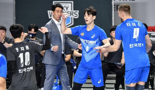 득점하고 주먹을 불끈 쥐는 한국전력 임성진(유니폼 9번)[한국배구연맹 제공. 재판매 및 DB 금지]