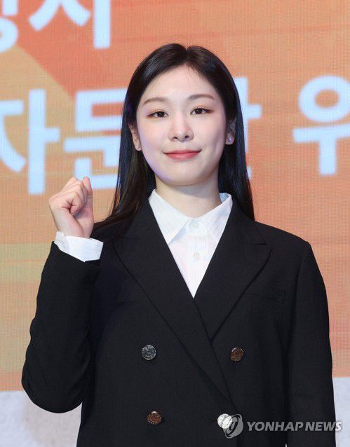 김연아 '강원 동계청소년올림픽 파이팅'(서울=연합뉴스) 임화영 기자 = 24일 오후 서울 송파구 올림픽파크텔에서 열린 2024 강원 동계청소년올림픽대회 홍보대사 및 문화행사 감독·자문단 위촉식에서 김연아 홍보대사가 기념촬영하고 있다.2023.3.24 hwayoung7@yna.co.kr