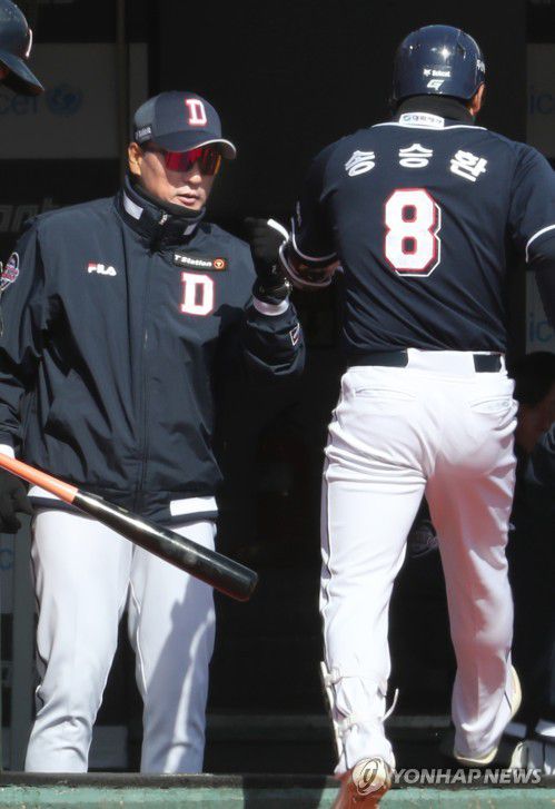 솔로포 두산 송승환, 이승엽 감독과 하이 파이브(부산=연합뉴스) 강덕철 기자 = 13일 부산 사직야구장에서 열린 프로야구 롯데 자이언츠와 두산 베어스의 시범경기. 두산 송승환이 2회초 좌측담장을 넘기는 솔로 홈런을 치고 홈에서 이승엽 감독으로부터 축하받고 있다. 2023.3.13 kangdcc@yna.co.kr