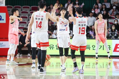 LG 꺾은 SK 선수들.[KBL 제공. 재판매 및 DB 금지]