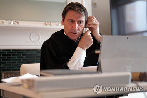 지난 2020년 4월 아파트에서 원격으로 일하는 폴 맥도널 뉴욕시 형사법원 판사[AFP/게티이미지 연합뉴스 자료사진]
