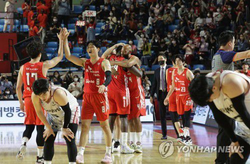 SK 선수들의 승리 확신 교체(서울=연합뉴스) 한종찬 기자 = 지난해 5월 10일 서울 잠실학생체육관에서 열린 2021-2022시즌 프로농구 챔피언결정전 5차전 서울 SK 나이츠와 안양 KGC 인삼공사의 경기. 4쿼터 SK 주요 선수들이 교체하며 환호하고 있다. 2022.5.10 saba@yna.co.kr