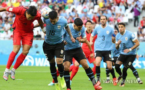 접전(알라이얀=연합뉴스) 김도훈 기자 = 지난해 11월 24일 오후(현지시간) 카타르 알라이얀의 에듀케이션 시티 스타디움에서 열린 2022 카타르 월드컵 조별리그 H조 1차전 대한민국과 우루과이 경기. 한국 김민재와 우루과이 마티아스 올리베라, 루이스 수아레스가 헤더 경합을 벌이고 있다. 2022.11.25 superdoo82@yna.co.kr