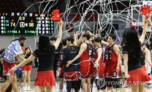 KGC 승리(안양=연합뉴스) 홍기원 기자 = 지난 20일 경기도 안양실내체육관에서 열린 프로농구 안양 KGC 인삼공사와 전주 KCC 이지스의 경기. 98대74로 승리한 KGC 선수들이 기뻐하고 있다. 2023.3.20 xanadu@yna.co.kr