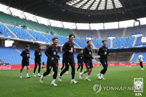 우루과이전 준비하는 축구 대표팀(서울=연합뉴스) 25일 울산문수축구경기장에서 열린 오픈 트레이닝에서 남자축구 국가대표팀이 훈련을 하고 있다. 2023.3.25 [대한축구협회 제공. 재판매 및 DB 금지] photo@yna.co.kr