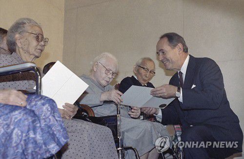 2차 대전 때 구금한 일본계 미국인 배상(워싱턴 AP=연합뉴스) 딕 손버그 미국 법무부 장관(오른쪽)이 지난 1990년 10월 9일(현지시간) 워싱턴DC 법무부에서 열린 행사에서 미국 정부가 2차 대전 당시 구금한 일본계 미국인 3명에게 각각 2만달러의 배상금을 지급하고 있다. [AP 연합뉴스 자료사진. 재판매 및 DB 금지]