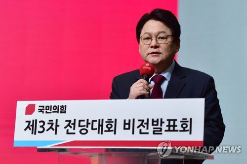 비전 발표하는 민영삼 최고위원 후보(서울=연합뉴스) 국민의힘 민영삼 최고위원 후보가 7일 서울 강서구 한 방송 스튜디오에서 열린 국민의힘 제3차 전당대회 후보자 비전 발표회에서 비전 발표를 하고 있다. 2023.2.7 [국회사진기자단] toadboy@yna.co.kr