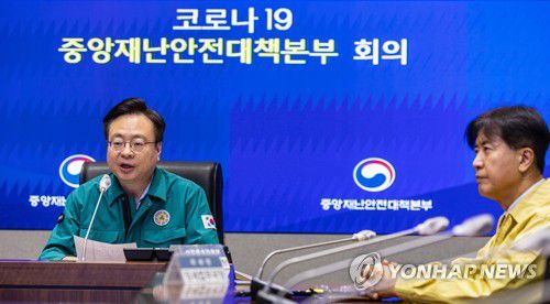 코로나19 중대본 회의에서 발언하는 조규홍 보건복지부 장관(서울=연합뉴스) 황광모 기자 = 조규홍 보건복지부 장관이 22일 오전 서울 종로구 정부서울청사에서 열린 코로나19 중앙재난안전대책본부 회의에 참석해 발언하고 있다. 2023.3.22 hkmpooh@yna.co.kr