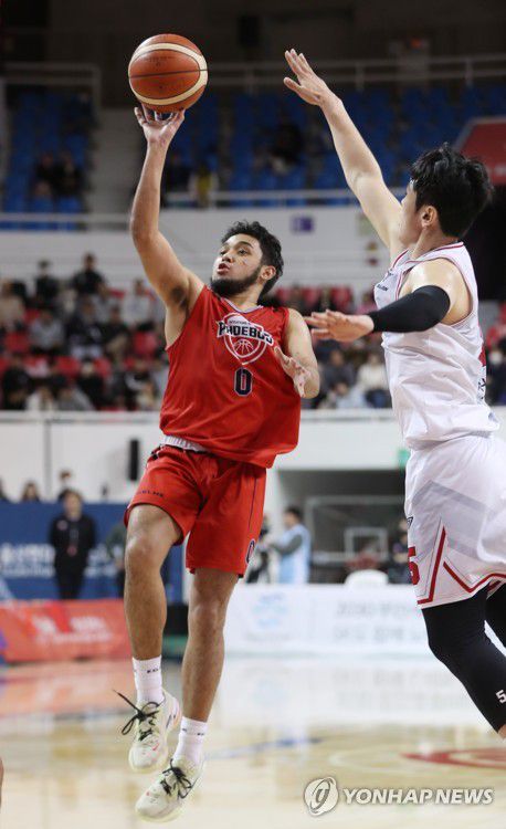 '슛은 가볍게'(울산=연합뉴스) 김용태 기자 = 24일 울산 동천체육관에서 열린 2022-2023 SKT 에이닷 프로농구 울산 현대모비스와 안양 KGC의 경기에서 현대모비스 아바리엔토스가 슛하고 있다. 2023.3.24 yongtae@yna.co.kr