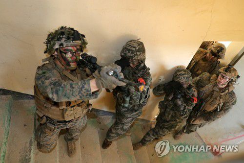 계단 오르는 한미 해병대(포항=연합뉴스) 손대성 기자 = 27일 경북 포항시 남구 장기면 정천리 훈련장에서 한국 해병대 1사단 황룡여단 산악대대와 미군 제13해병원정대와 함께 도시지역근접전투 훈련을 하고 있다. 2023.3.27 sds123@yna.co.kr