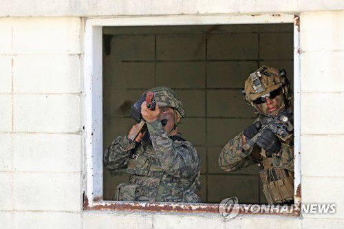 한미 해병대 단결력(포항=연합뉴스) 손대성 기자 = 27일 경북 포항시 남구 장기면 정천리 훈련장에서 한국 해병대 1사단 황룡여단 산악대대와 미군 제13해병원정대와 함께 도시지역근접전투 훈련을 하고 있다. 2023.3.27 sds123@yna.co.kr