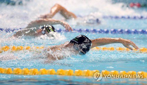 '물살 가르는 황선우'…대표선발전 자유형100ｍ 1위(김천=연합뉴스) 김현태 기자 = 황선우(강원도청)가 27일 오후 경북 김천실내수영장에서 열린 KB금융 코리아 스위밍 챔피언십(2023 경영 국가대표 선발대회) 사흘째 남자 자유형 100ｍ 결승에서 역영하고 있다. 황선우는 이 경기에서 48초21의 기록으로 가장 먼저 터치패드를 찍어 올해 세계선수권대회와 아시안게임에서 태극마크를 달고 물살을 가르게 됐다. 2023.3.27 mtkht@yna.co.kr